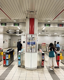 御池通駅をおります