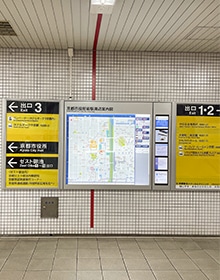 右手へ進み２番出口を目指します