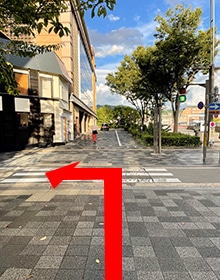 橋を渡り左折します