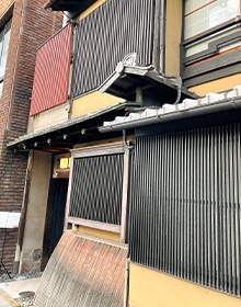 右手にある建物の中に当店がございます