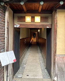 奥へお進みください