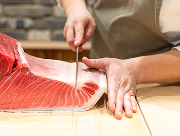 魚を調理する職人